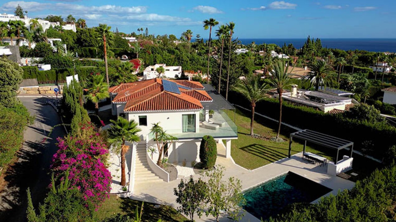 Beautiful private 5 bedroom villa on the edge of Marbella, with stunning sea and mountains views.