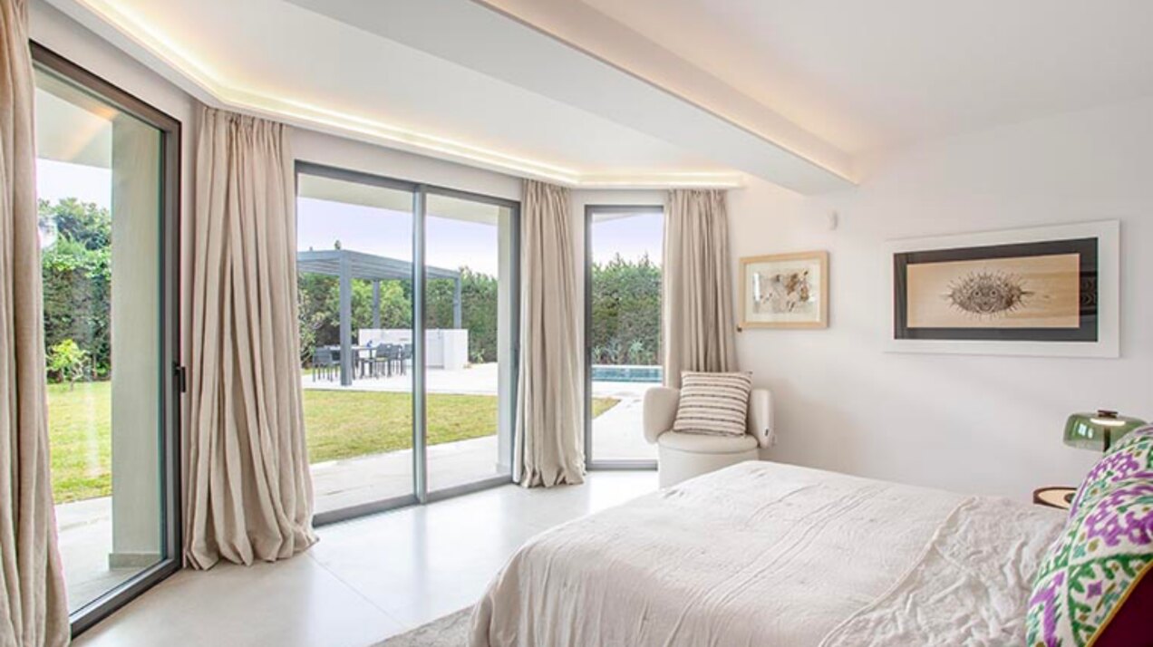 Beautiful private 5 bedroom villa on the edge of Marbella, with stunning sea and mountains views.