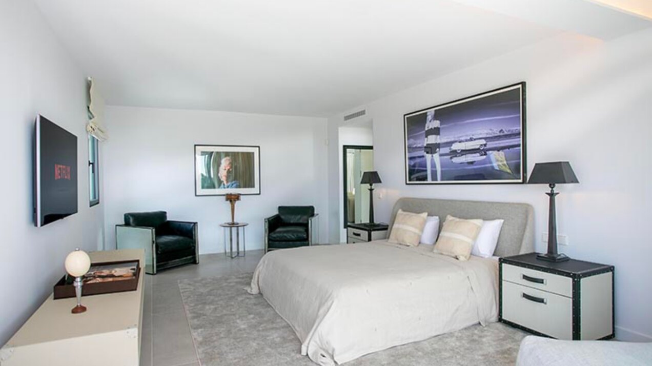 Beautiful private 5 bedroom villa on the edge of Marbella, with stunning sea and mountains views.