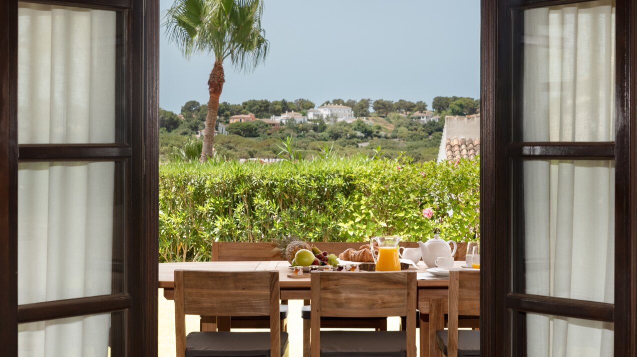 Exclusively designed Andalucian style cortijo 4 bedroom villa in the heart of Sotogrande