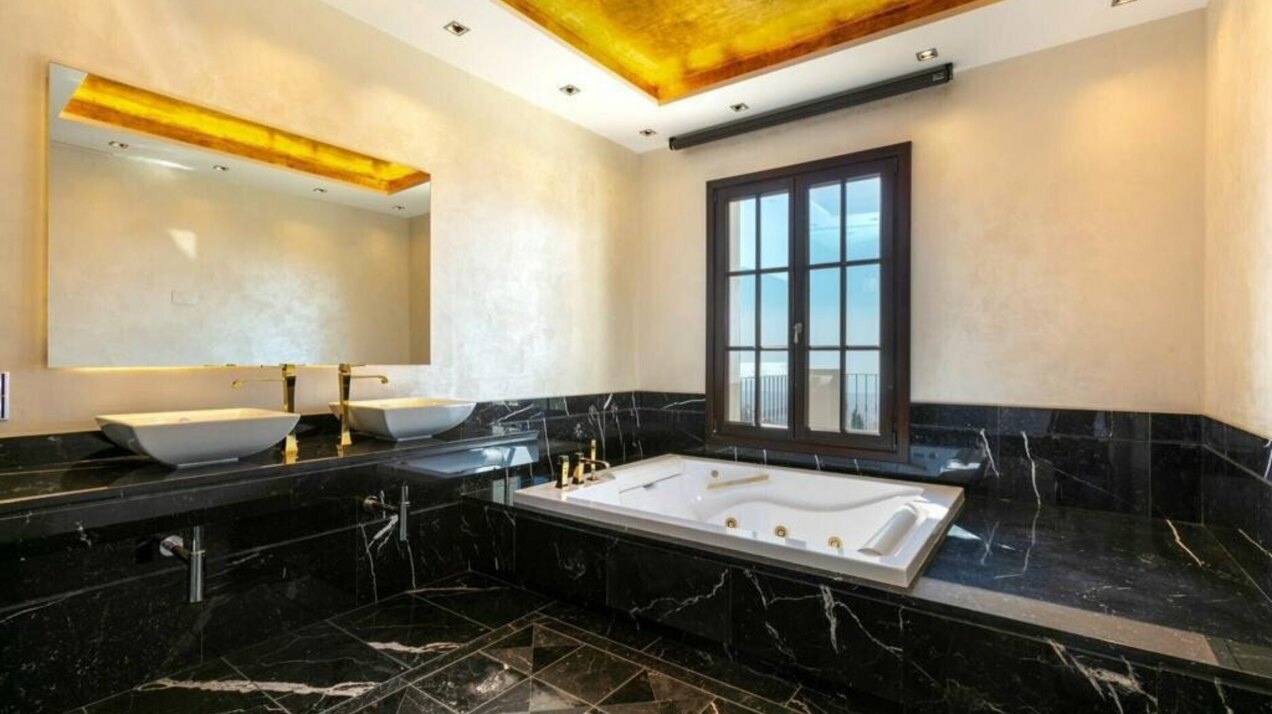 Palatial 9 bedroom mansion imposingly set in its own estate within the exclusive enclave of La Zagaleta.