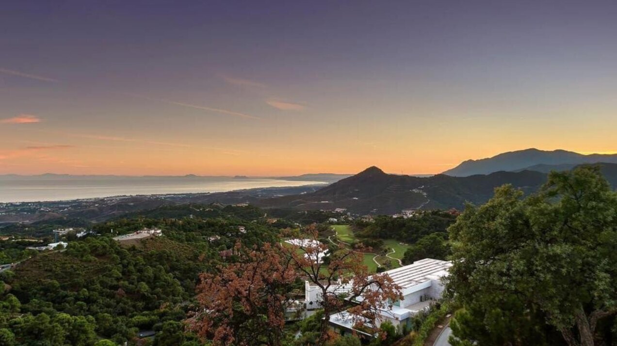 Palatial 9 bedroom mansion imposingly set in its own estate within the exclusive enclave of La Zagaleta.