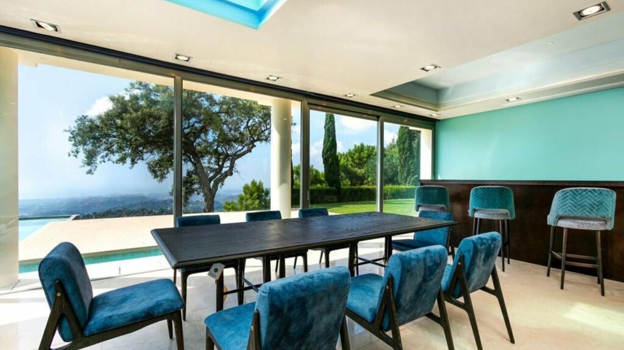 Palatial 9 bedroom mansion imposingly set in its own estate within the exclusive enclave of La Zagaleta.