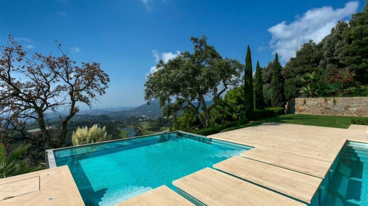 Palatial 9 bedroom mansion imposingly set in its own estate within the exclusive enclave of La Zagaleta.