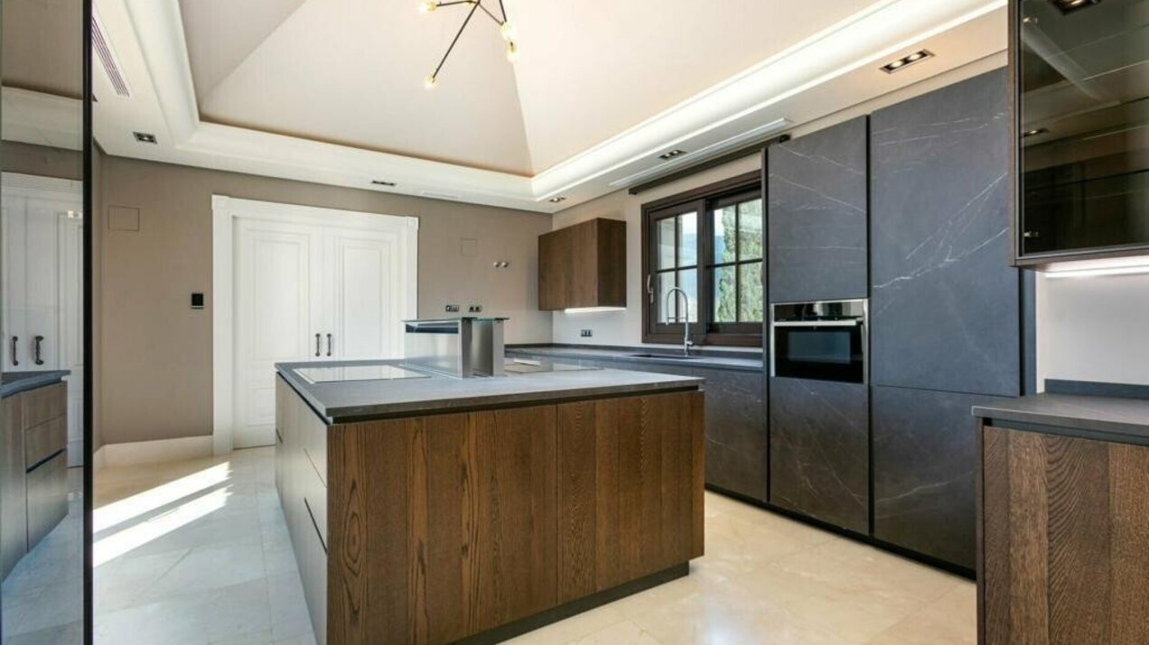 Palatial 9 bedroom mansion imposingly set in its own estate within the exclusive enclave of La Zagaleta.
