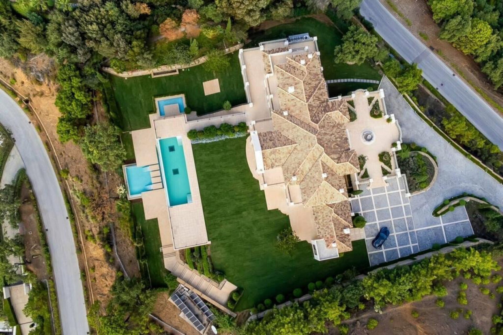 Palatial 9 bedroom mansion imposingly set in its own estate within the exclusive enclave of La Zagaleta.