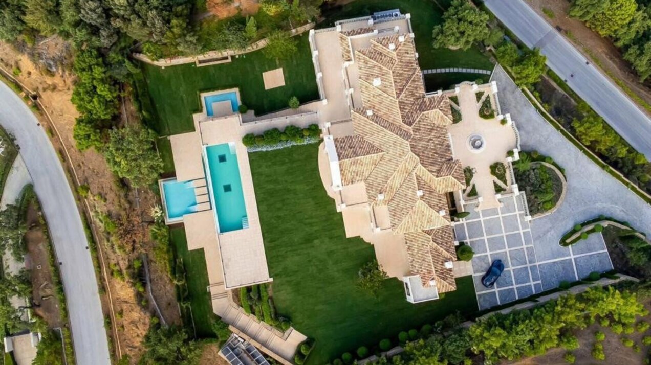 Palatial 9 bedroom mansion imposingly set in its own estate within the exclusive enclave of La Zagaleta.