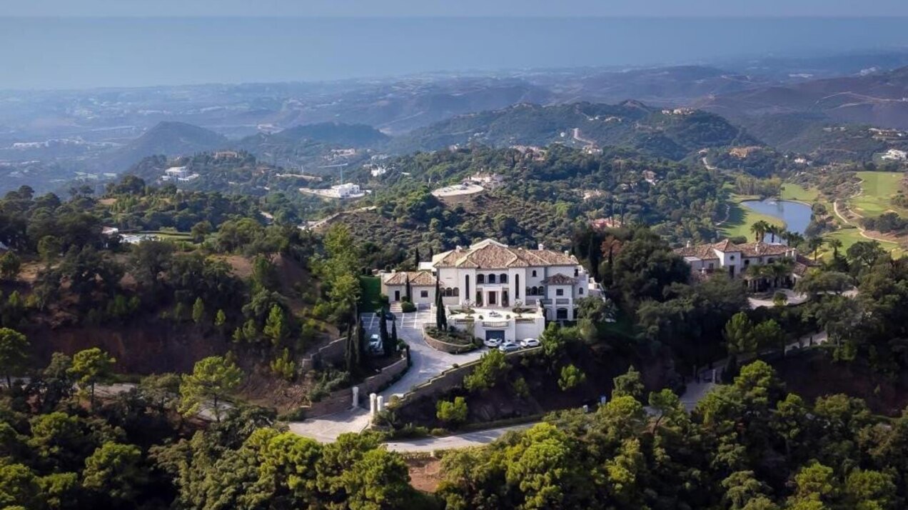 Palatial 9 bedroom mansion imposingly set in its own estate within the exclusive enclave of La Zagaleta.