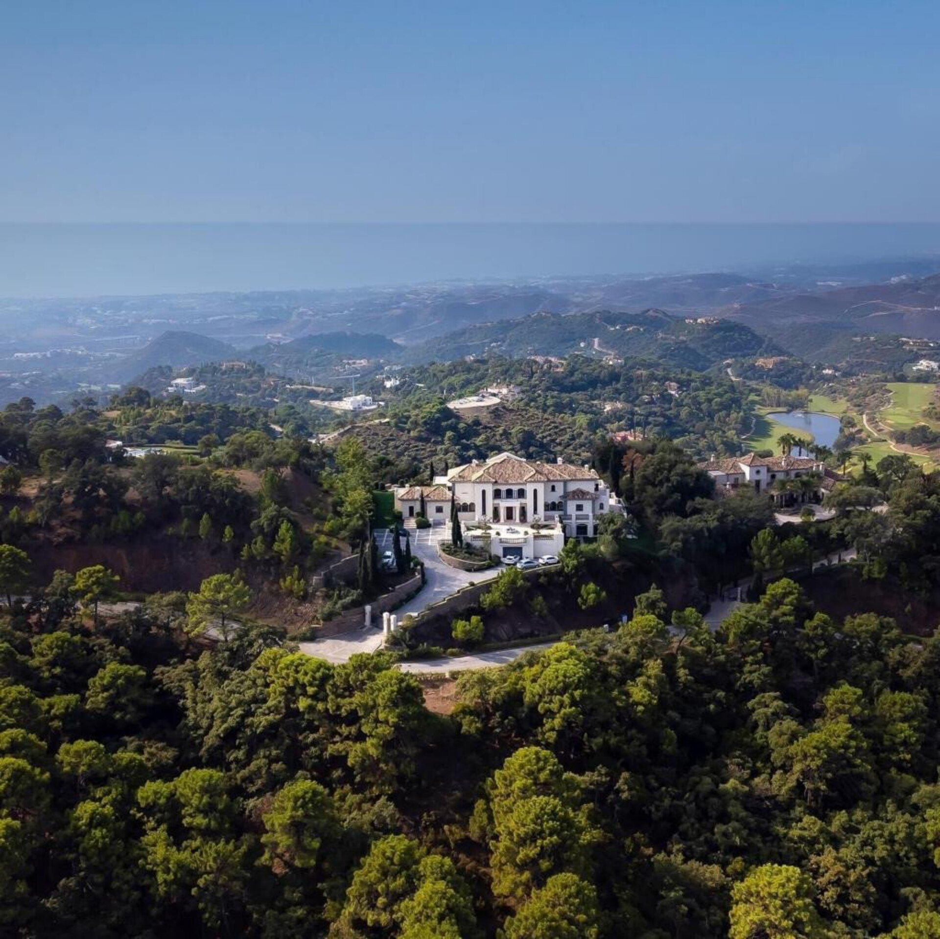 Palatial 9 bedroom mansion imposingly set in its own estate within the exclusive enclave of La Zagaleta.