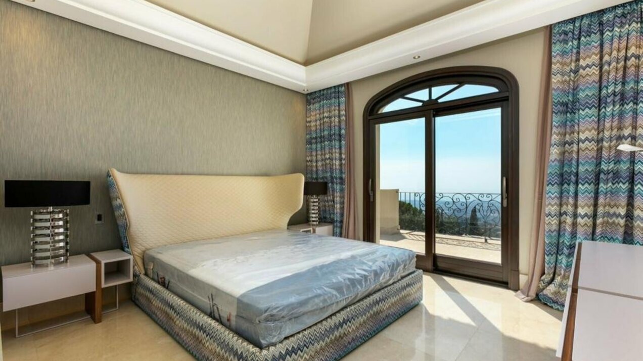 Palatial 9 bedroom mansion imposingly set in its own estate within the exclusive enclave of La Zagaleta.