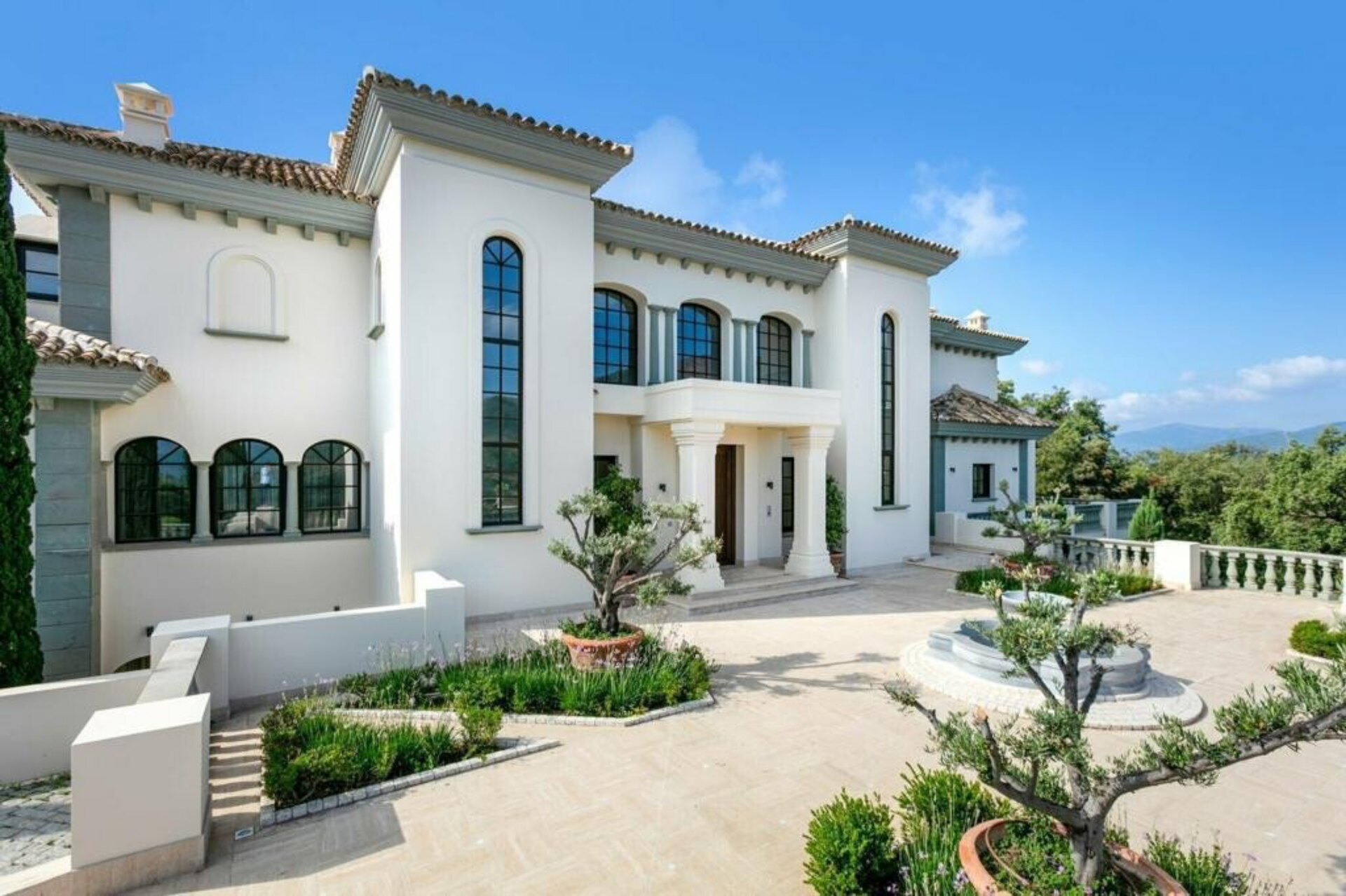 Palatial 9 bedroom mansion imposingly set in its own estate within the exclusive enclave of La Zagaleta.