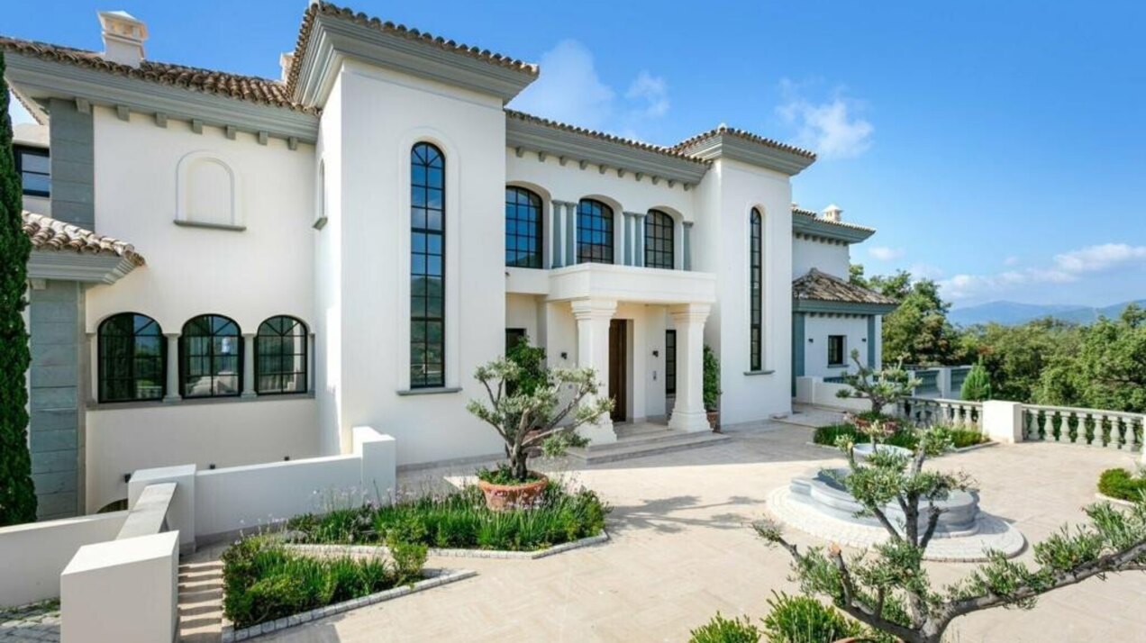 Palatial 9 bedroom mansion imposingly set in its own estate within the exclusive enclave of La Zagaleta.