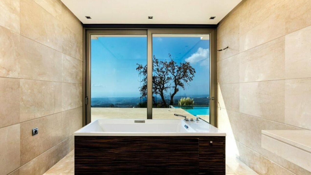 Palatial 9 bedroom mansion imposingly set in its own estate within the exclusive enclave of La Zagaleta.