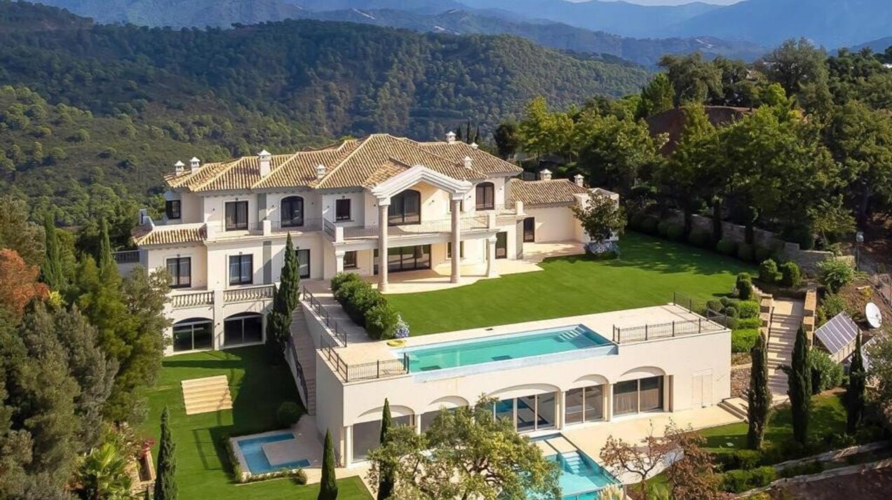 Palatial 9 bedroom mansion imposingly set in its own estate within the exclusive enclave of La Zagaleta.
