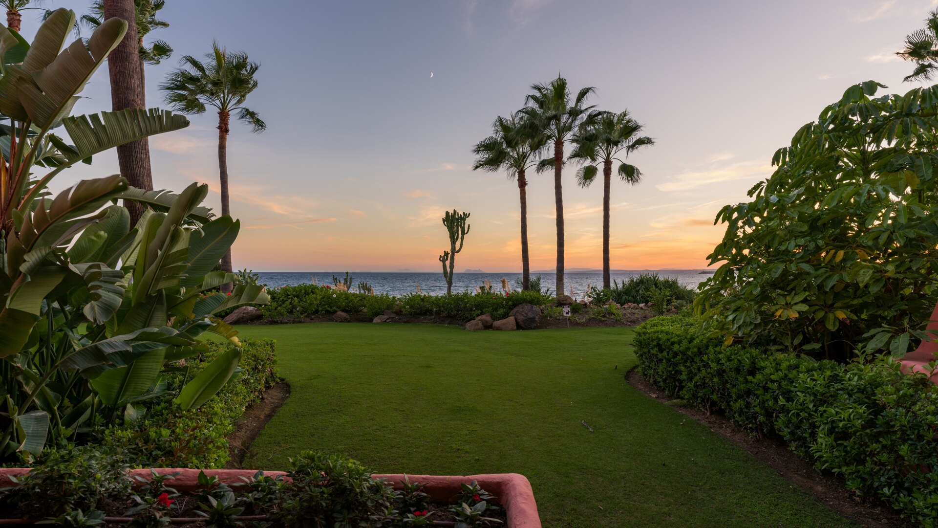 Ground Floor Apartment for sale in Cabo Bermejo, Estepona East