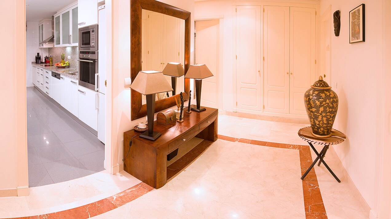 Incredible 2 bedroom ground floor apartment - La Corniche, Nueva Andalucía