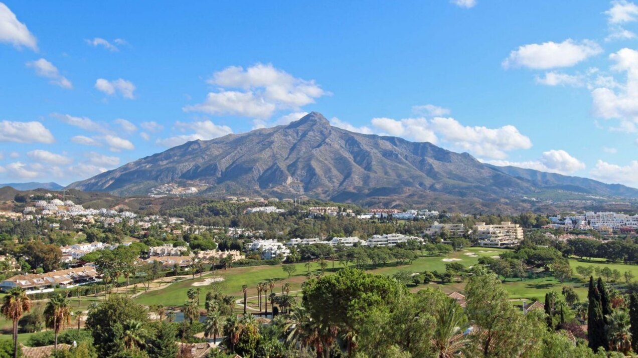Incredible 2 bedroom ground floor apartment - La Corniche, Nueva Andalucía
