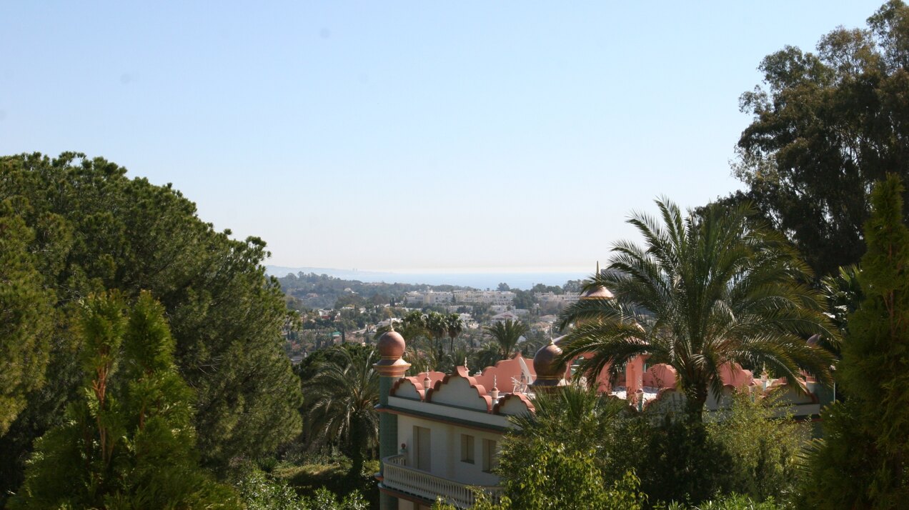 Incredible 2 bedroom ground floor apartment - La Corniche, Nueva Andalucía