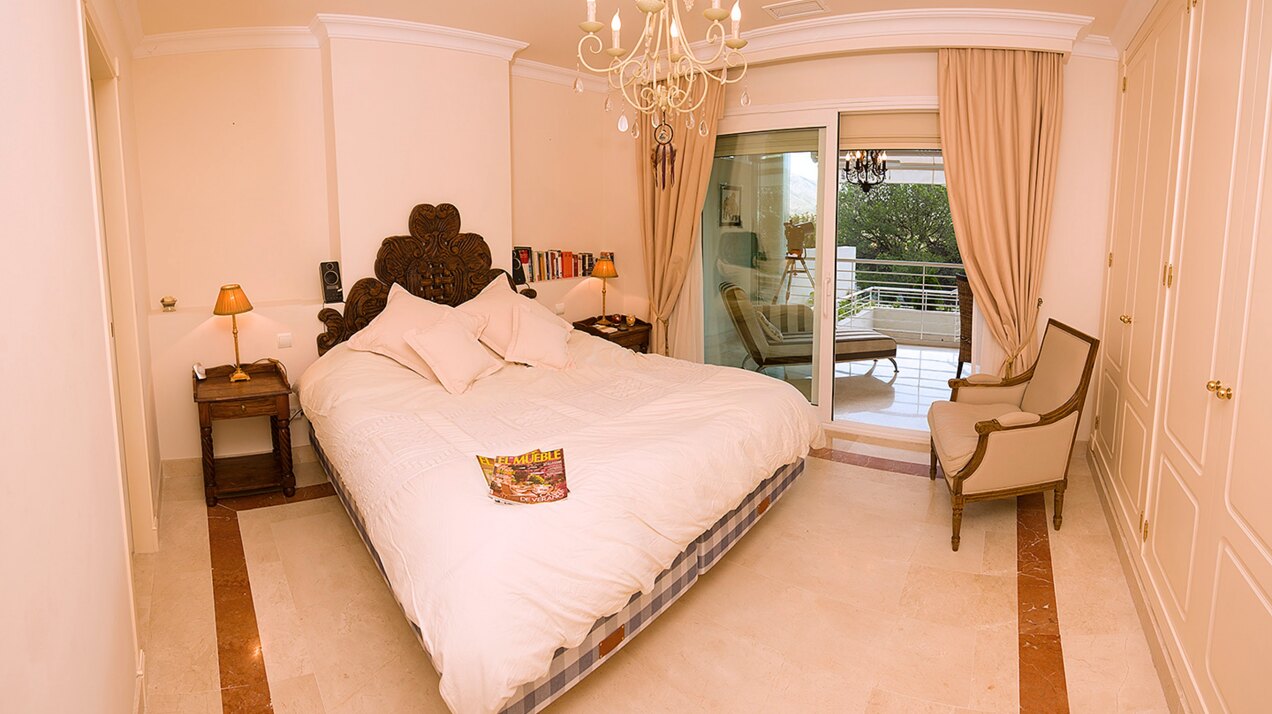 Incredible 2 bedroom ground floor apartment - La Corniche, Nueva Andalucía