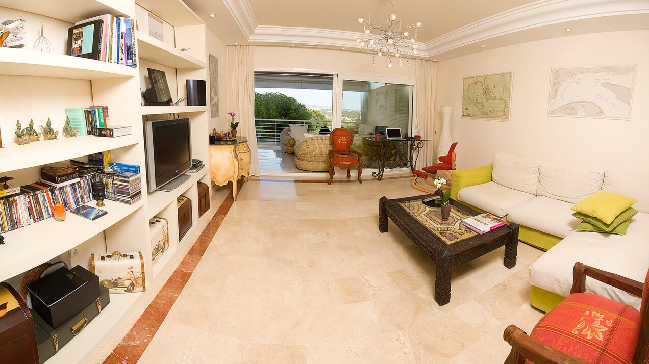 Incredible 2 bedroom ground floor apartment - La Corniche, Nueva Andalucía