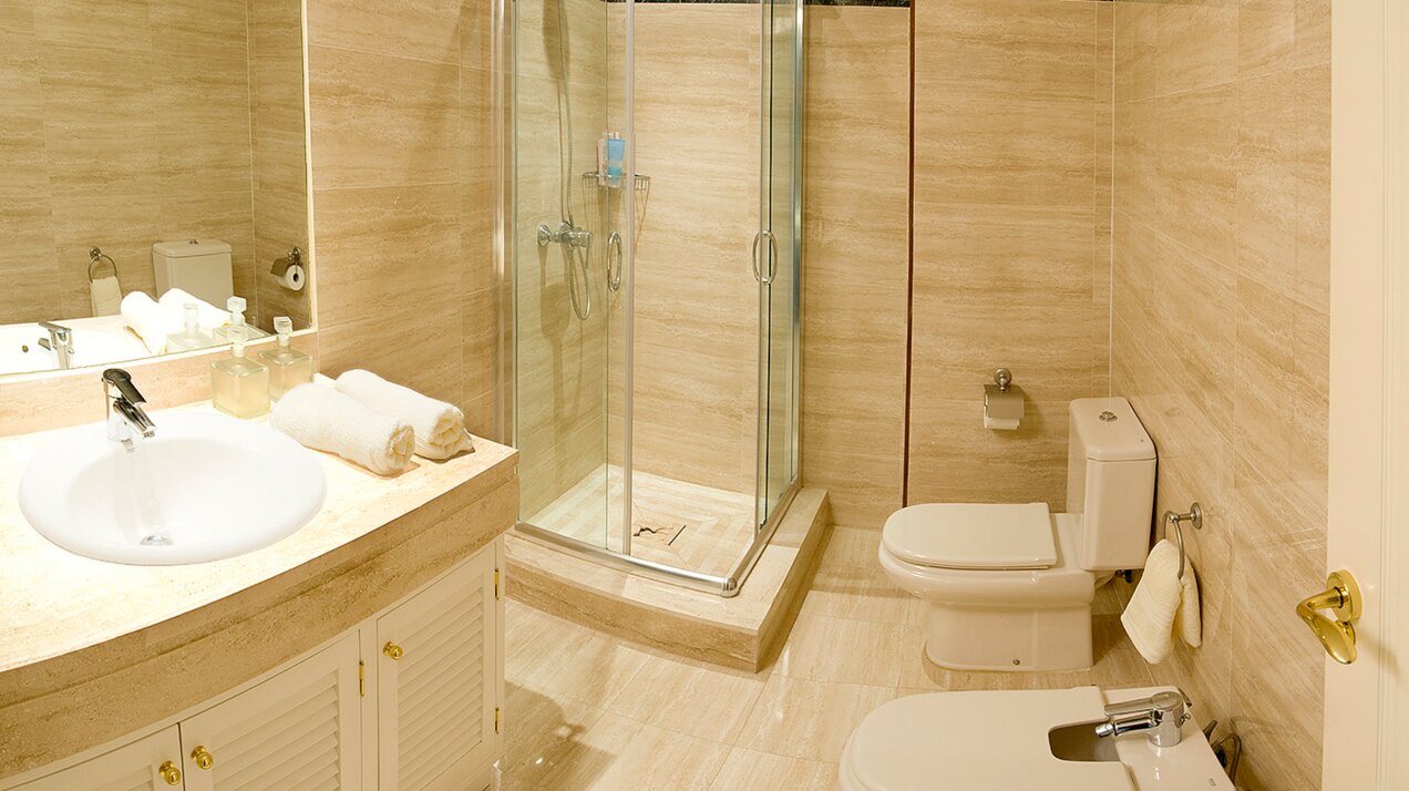 Incredible 2 bedroom ground floor apartment - La Corniche, Nueva Andalucía