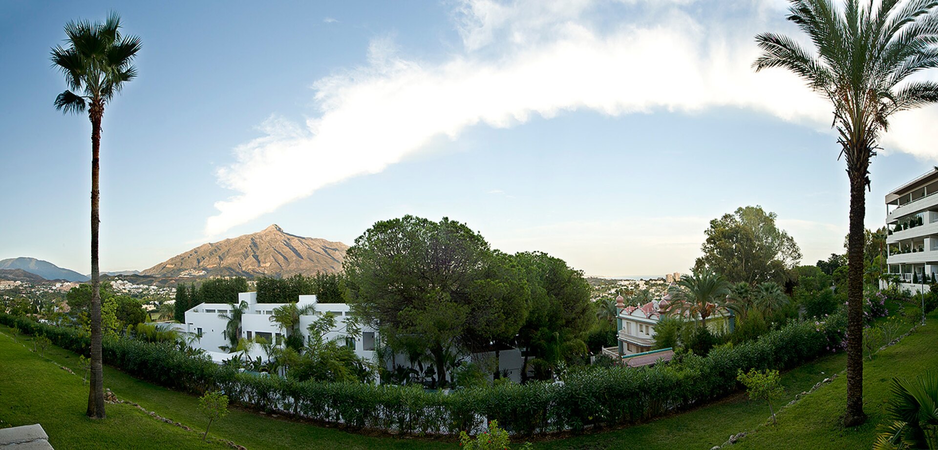 Incredible 2 bedroom ground floor apartment - La Corniche, Nueva Andalucía