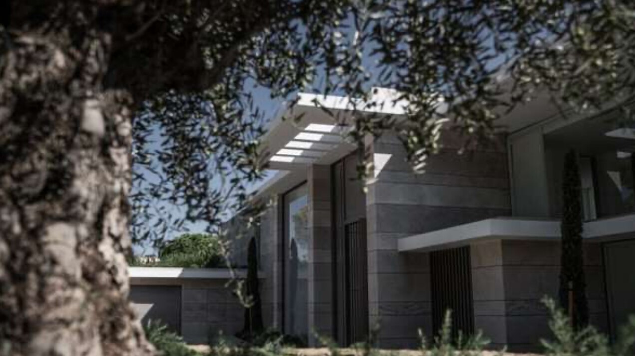 Majestic residence with 180º views is a piece of modern architecture, and a masterclass in style.
