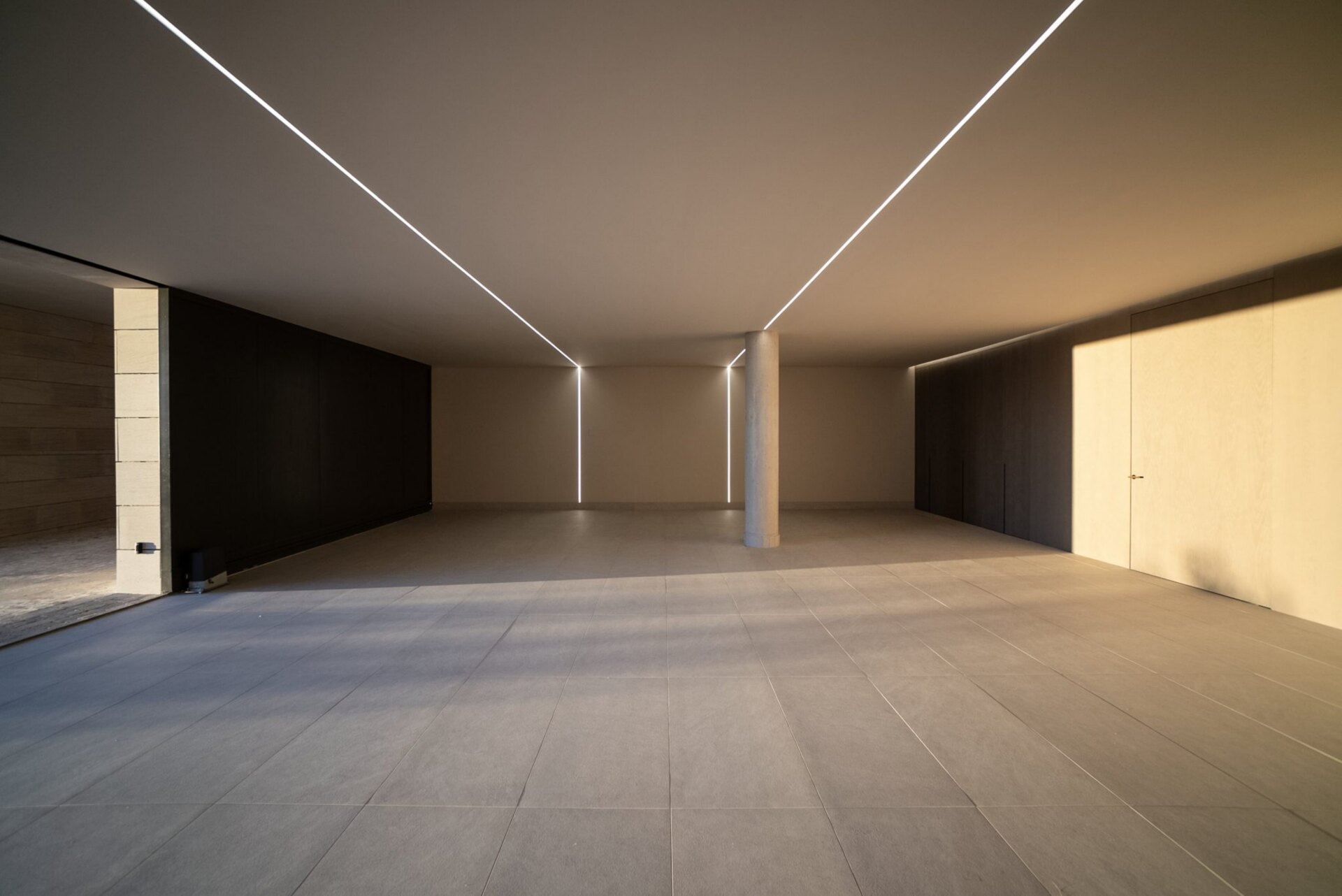 Ultra chic and modern residence flaunts 180º unparalleled views along southern Spanish coastline