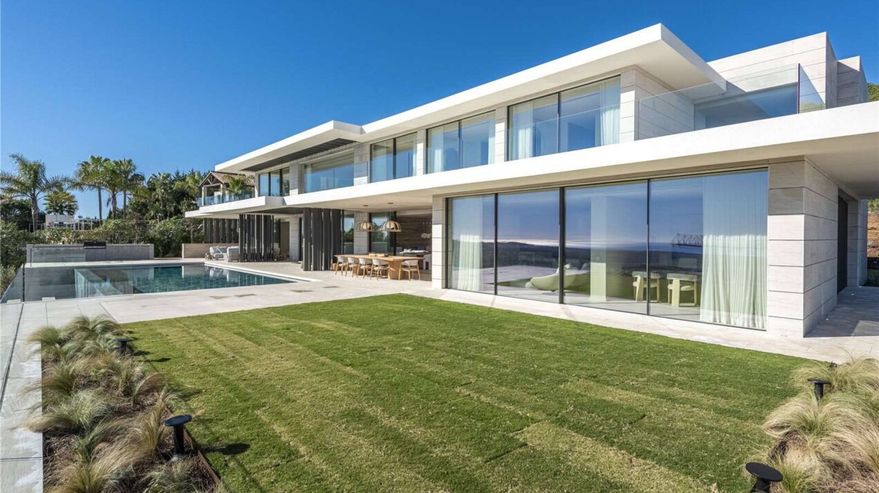 Ultra chic and modern residence flaunts 180º unparalleled views along southern Spanish coastline