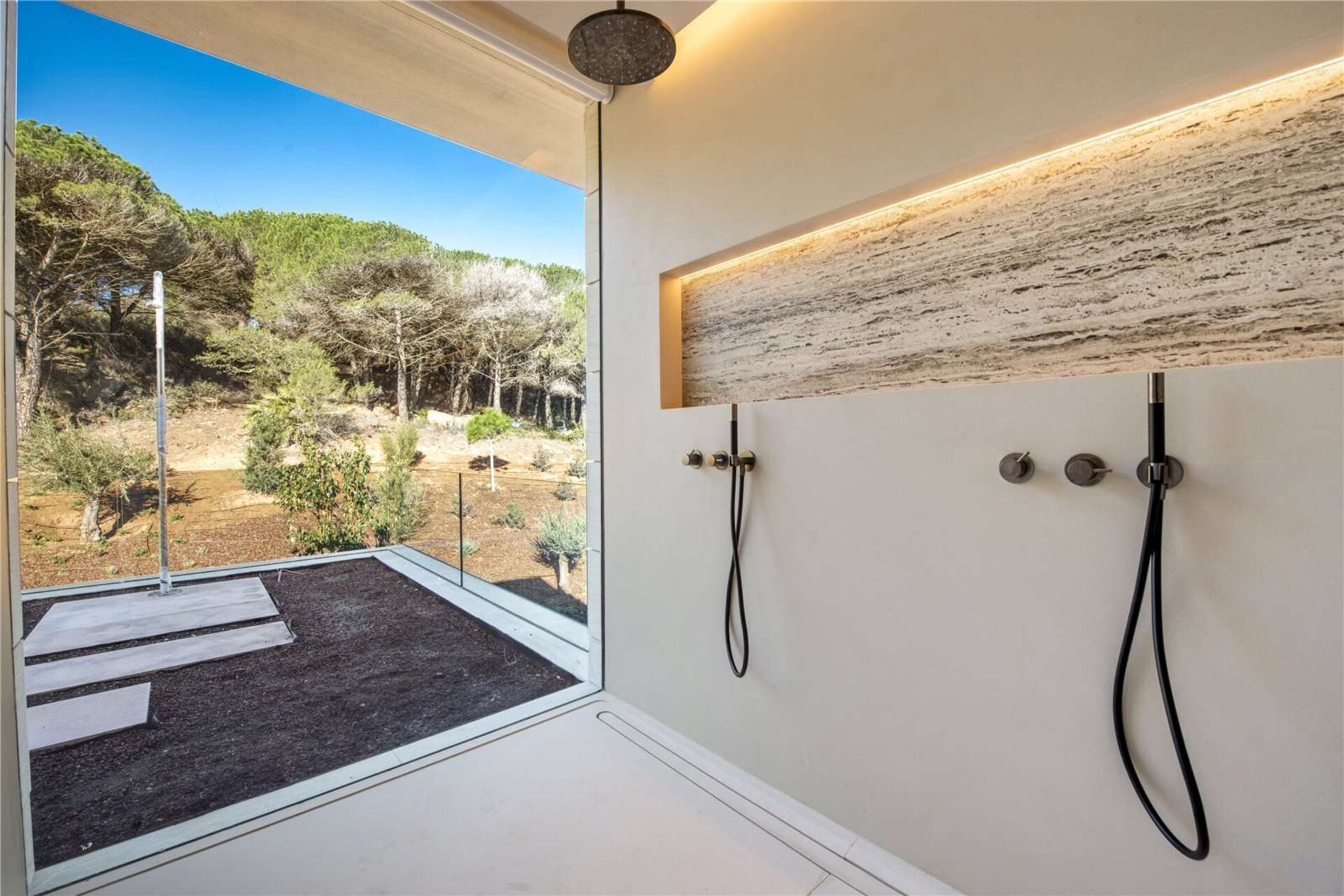 Ultra chic and modern residence flaunts 180º unparalleled views along southern Spanish coastline