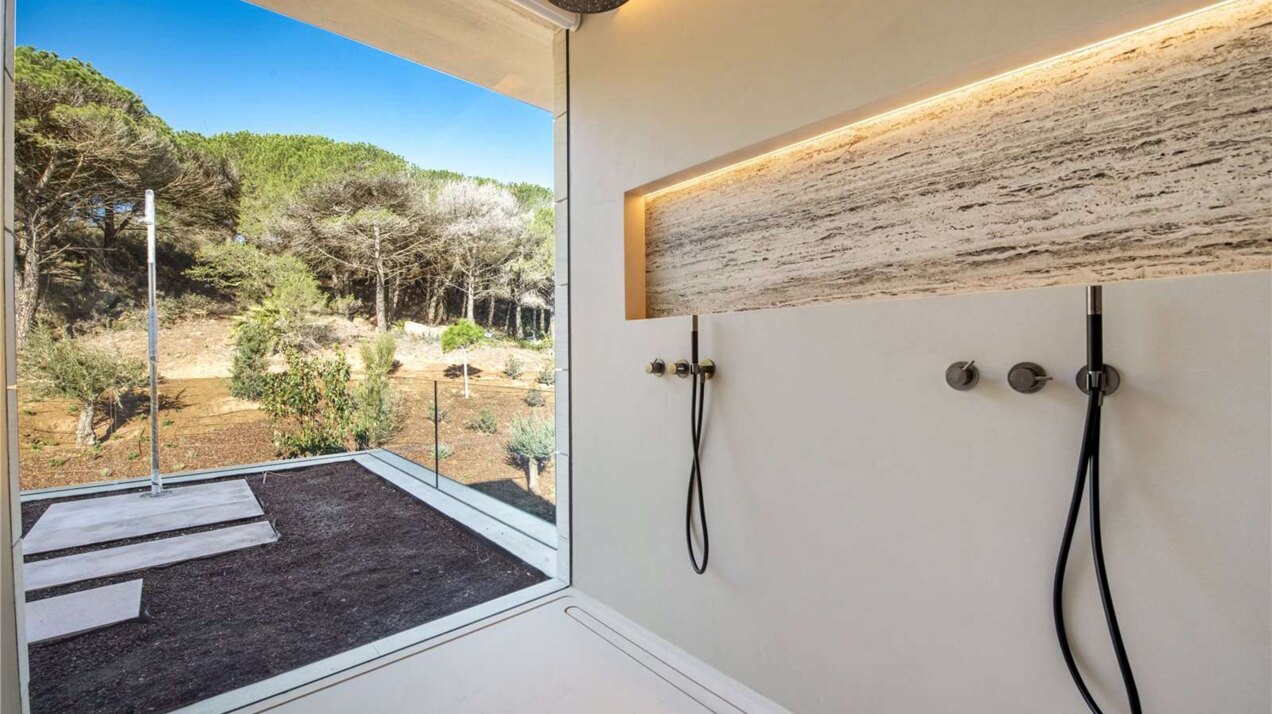 Ultra chic and modern residence flaunts 180º unparalleled views along southern Spanish coastline
