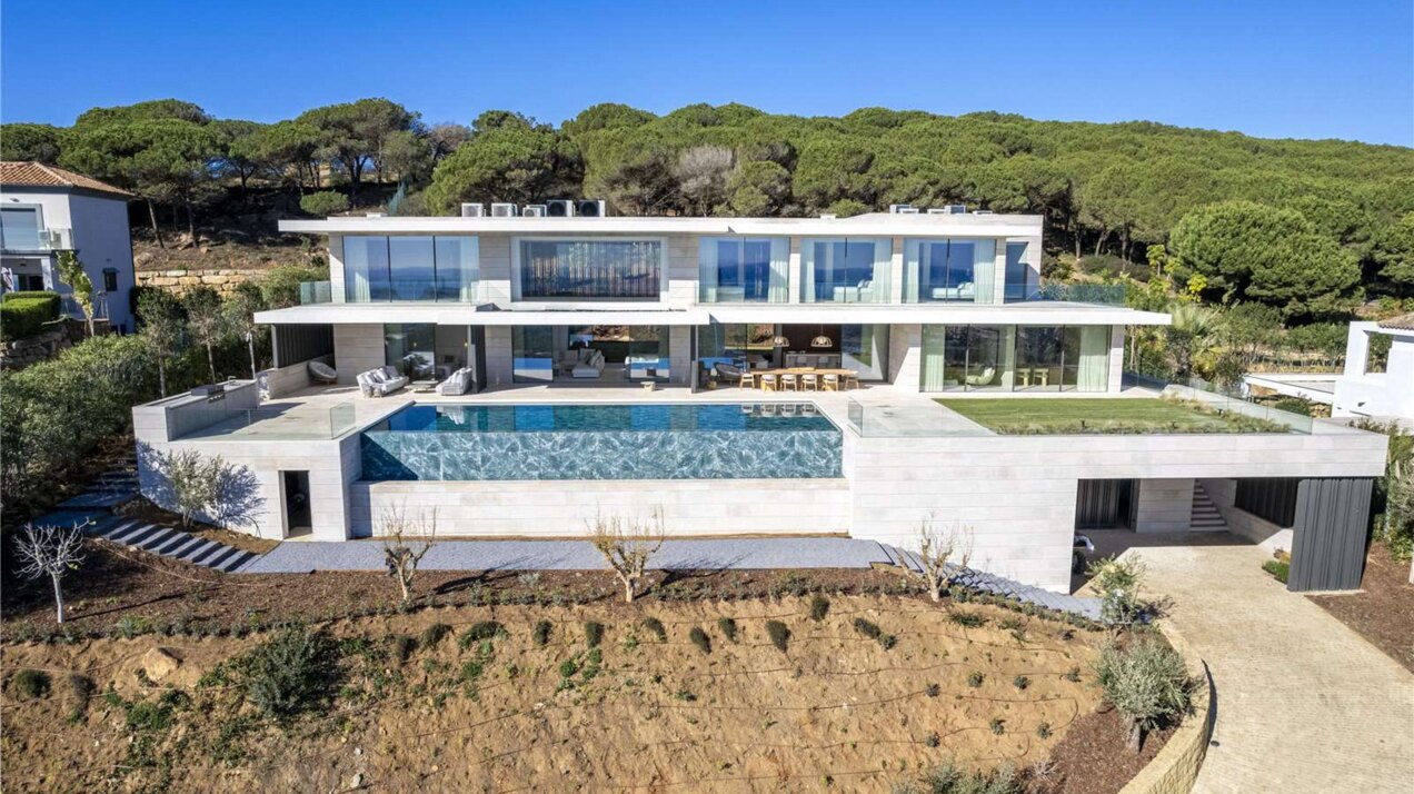 Ultra chic and modern residence flaunts 180º unparalleled views along southern Spanish coastline
