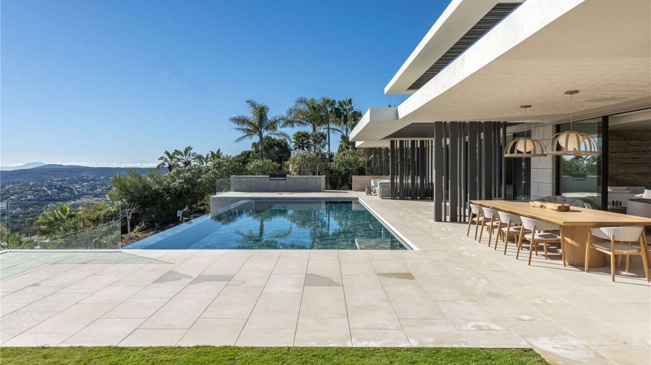 Ultra chic and modern residence flaunts 180º unparalleled views along southern Spanish coastline