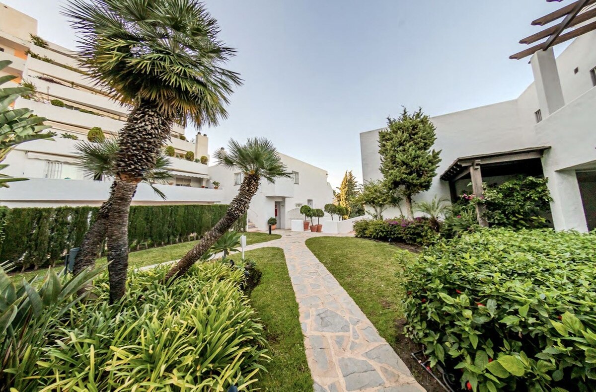 Outstanding penthouse looks out from is prime position in a sought after gated community in Nueva Andalucia