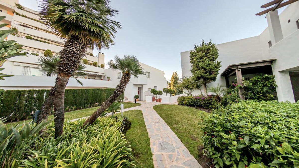Outstanding penthouse looks out from is prime position in a sought after gated community in Nueva Andalucia