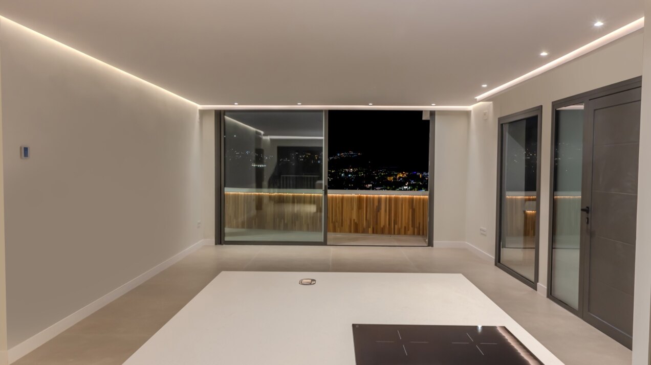 Outstanding penthouse looks out from is prime position in a sought after gated community in Nueva Andalucia