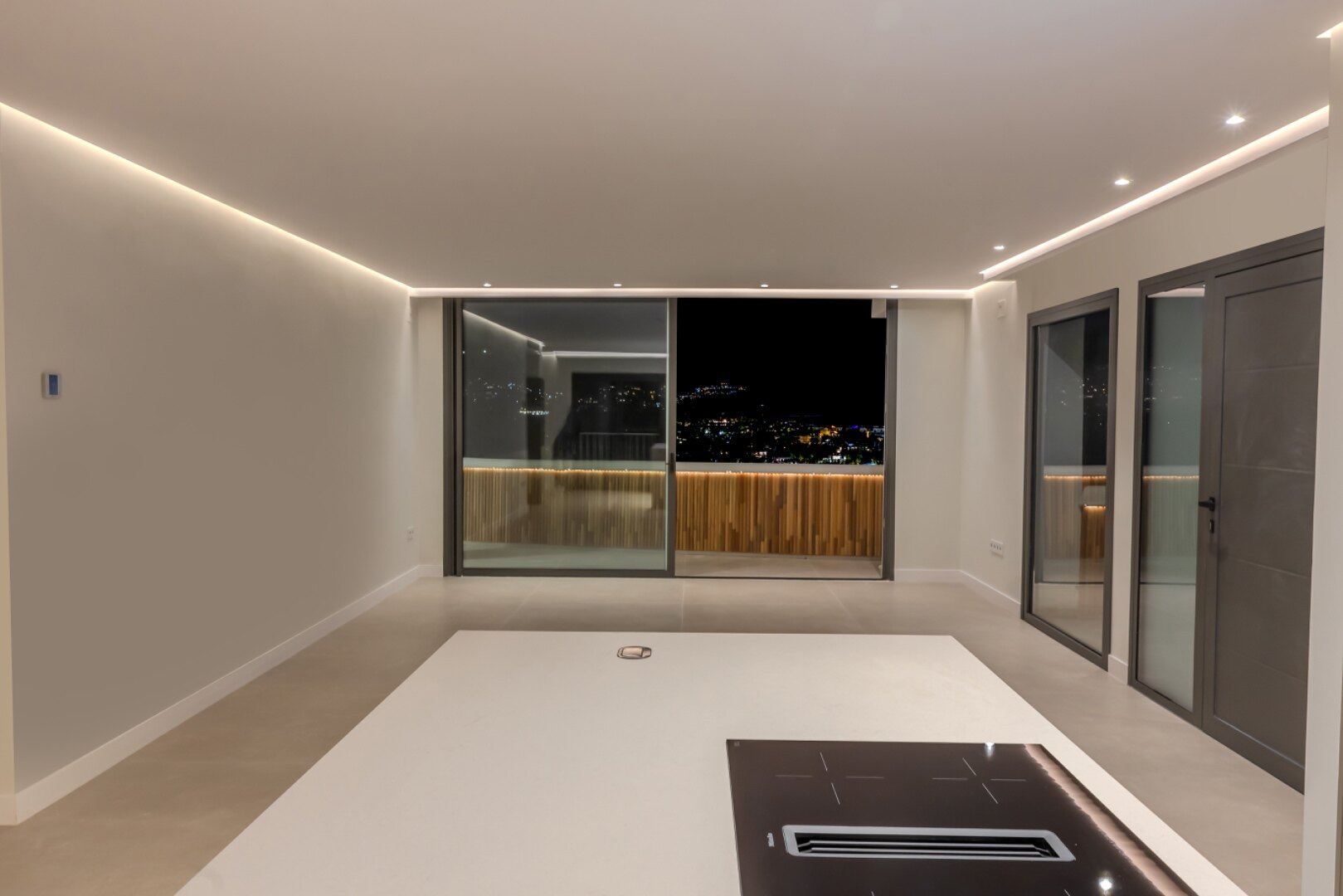 Outstanding penthouse looks out from is prime position in a sought after gated community in Nueva Andalucia