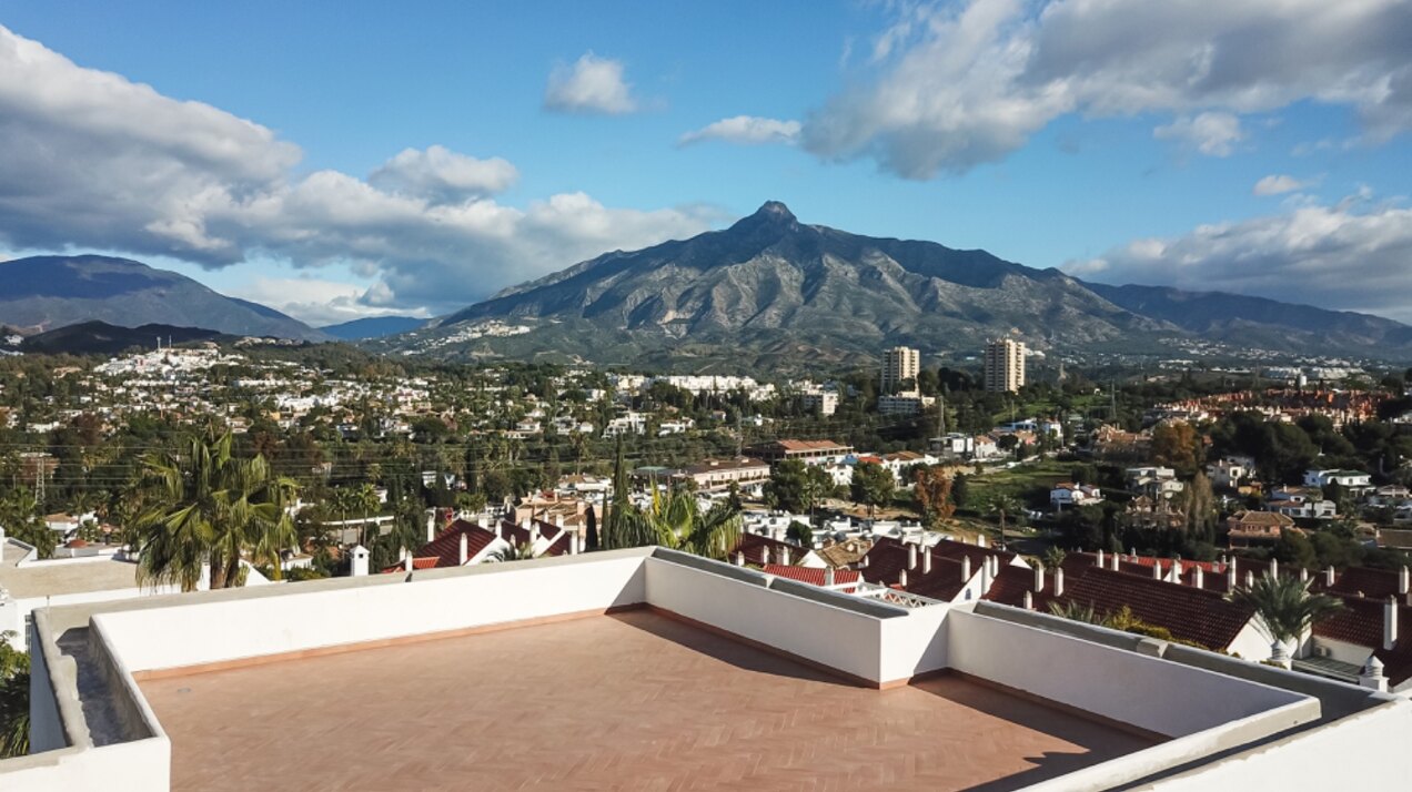 Outstanding penthouse looks out from is prime position in a sought after gated community in Nueva Andalucia