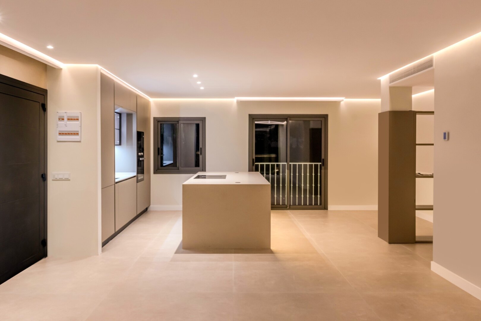 Outstanding penthouse looks out from is prime position in a sought after gated community in Nueva Andalucia
