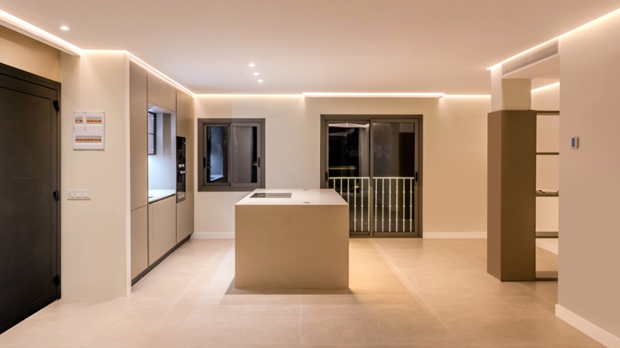 Outstanding penthouse looks out from is prime position in a sought after gated community in Nueva Andalucia