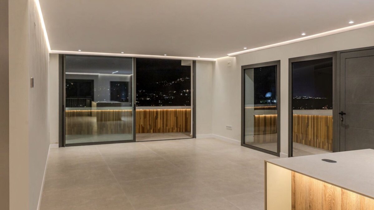 Outstanding penthouse looks out from is prime position in a sought after gated community in Nueva Andalucia