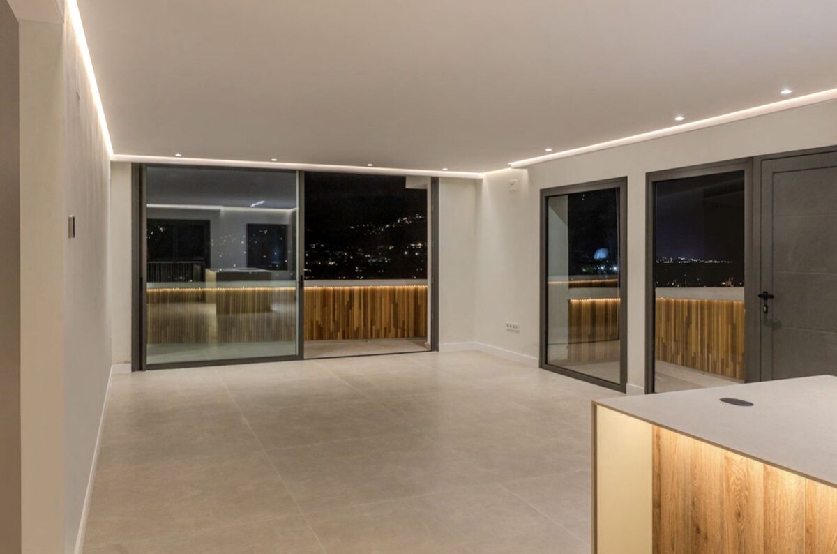 Outstanding penthouse looks out from is prime position in a sought after gated community in Nueva Andalucia