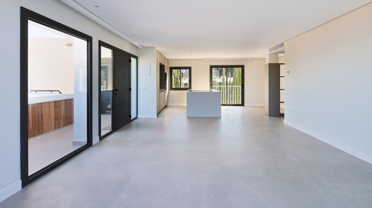 Outstanding penthouse looks out from is prime position in a sought after gated community in Nueva Andalucia