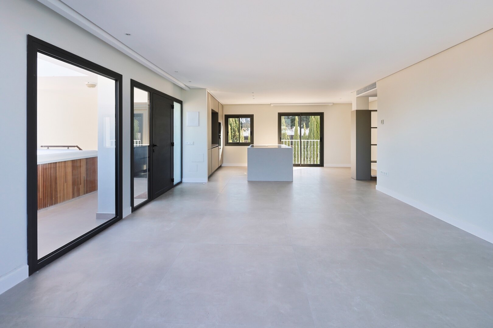 Outstanding penthouse looks out from is prime position in a sought after gated community in Nueva Andalucia