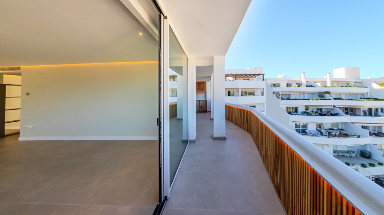 Outstanding penthouse looks out from is prime position in a sought after gated community in Nueva Andalucia
