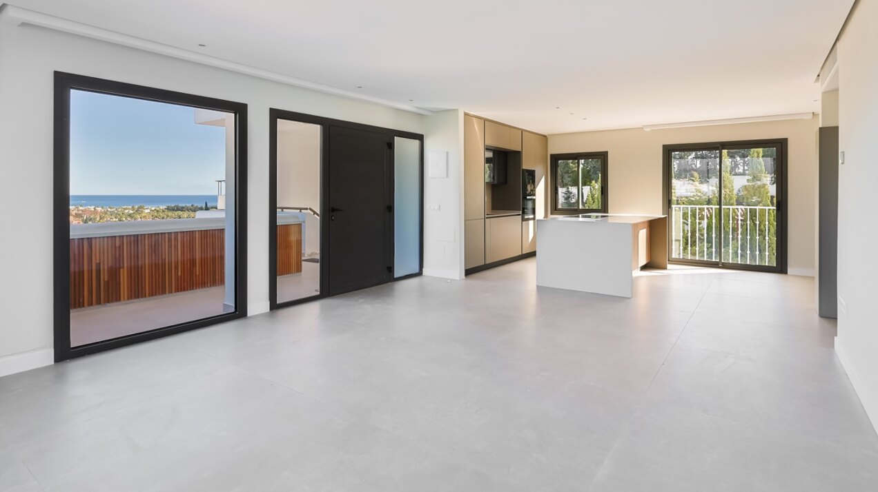 Outstanding penthouse looks out from is prime position in a sought after gated community in Nueva Andalucia