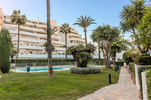 Outstanding penthouse looks out from is prime position in a sought after gated community in Nueva Andalucia