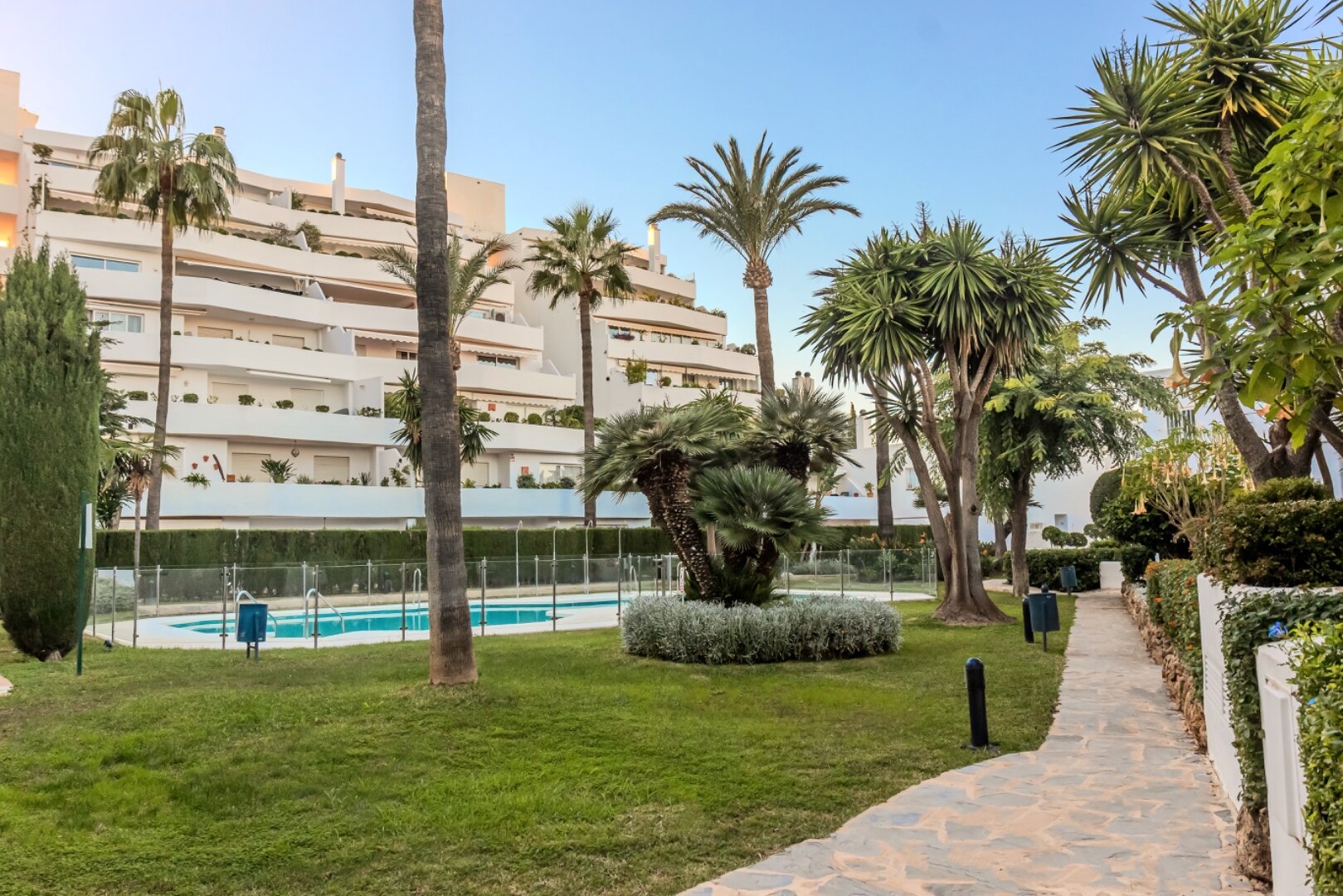 Outstanding penthouse looks out from is prime position in a sought after gated community in Nueva Andalucia