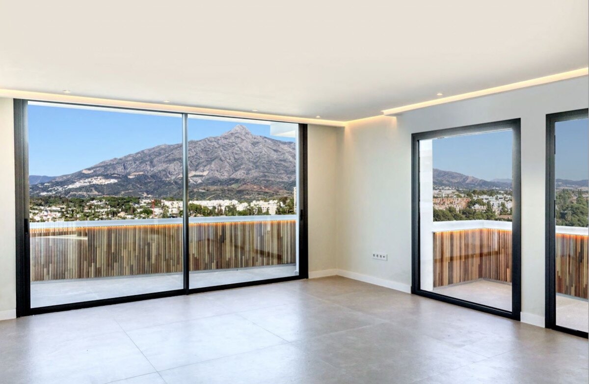 Outstanding penthouse looks out from is prime position in a sought after gated community in Nueva Andalucia