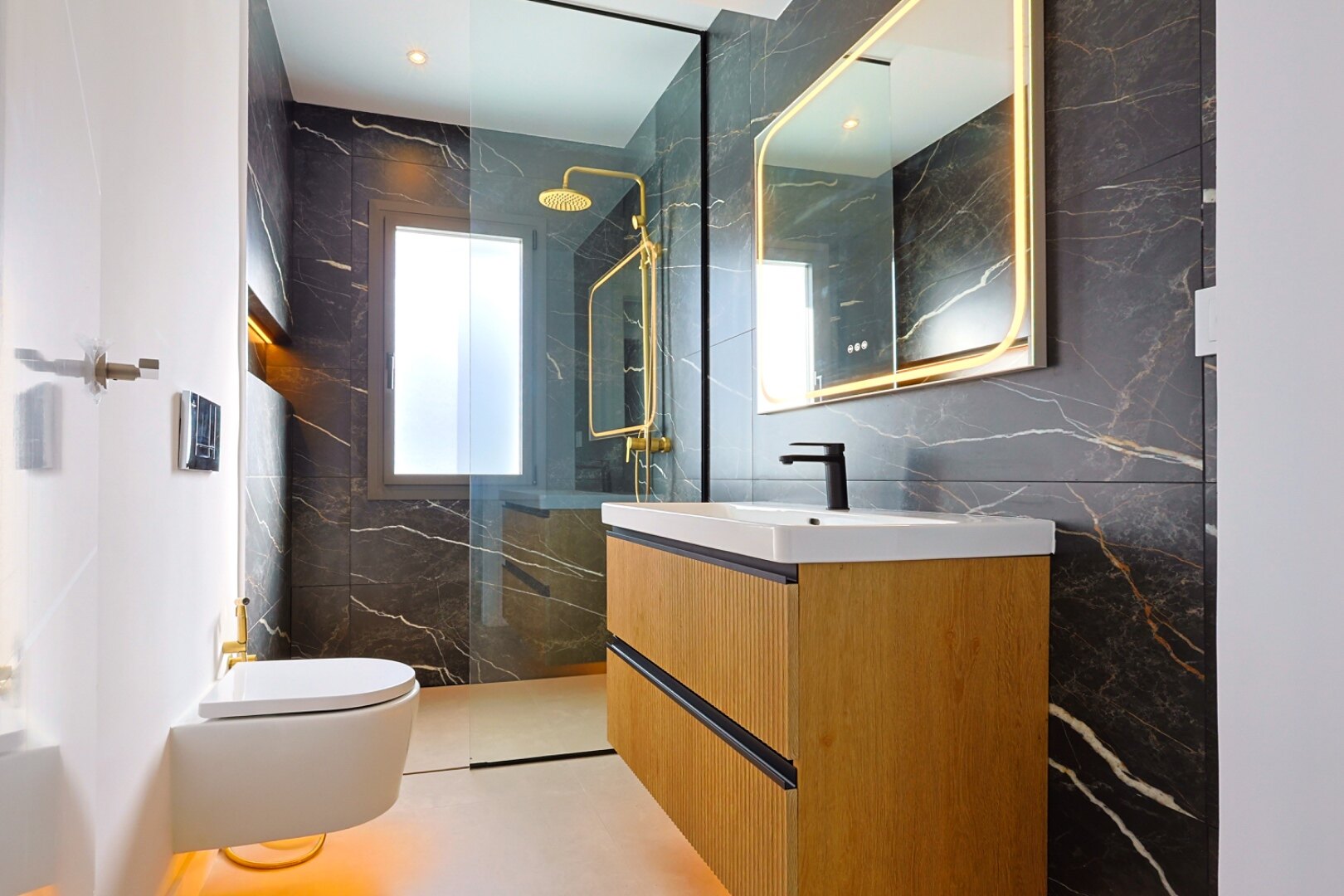 Outstanding penthouse looks out from is prime position in a sought after gated community in Nueva Andalucia